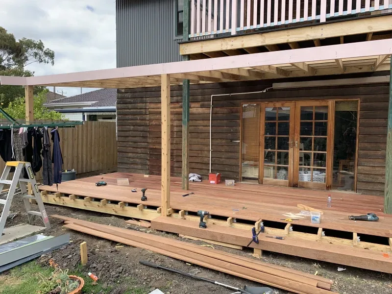A photo of a deck pergola.